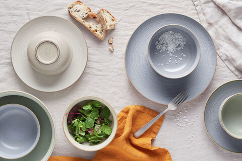 Thomas Nature Steinzeug-Kollektion Thomas Nature Teller und Schalen auf beiger Tischdecke