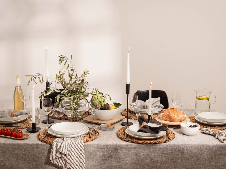 Table dressée à la méditerranéenne avec vaisselle Thomas Cucina et accents naturels