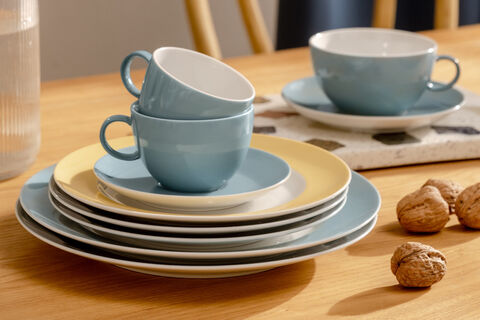 Thomas Sunny Day Soft Blue Thomas Sunny Day Soft Blue Kaffeetassen auf gestapelten Tellern