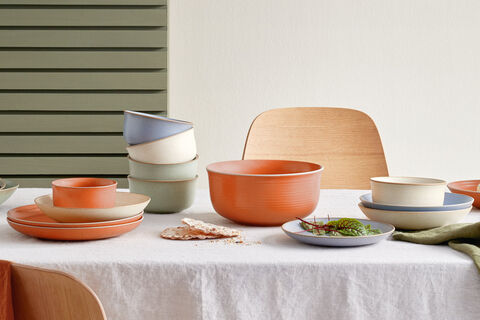 Thomas Nature Steinzeug-Kollektion Thomas Nature Schalen in rotem Coral Farbton im Vordergrund auf beigem Tisch