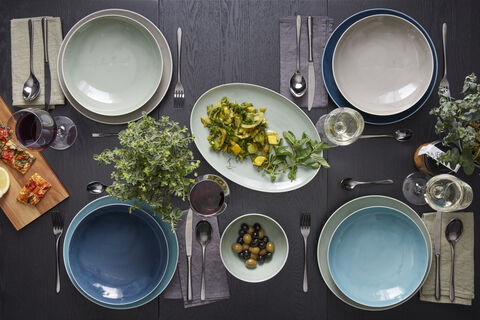 Thomas Loft Porzellankollektion Thomas Loft Porzellangeschirr auf dunkeln Tisch