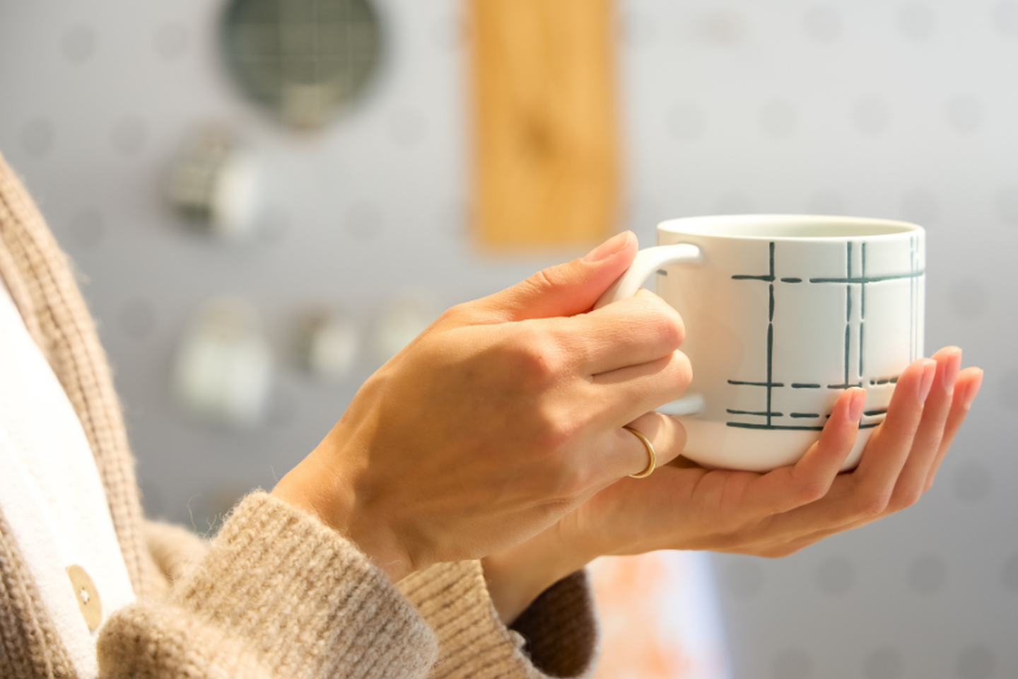 Person holding Thomas mug with modern pattern