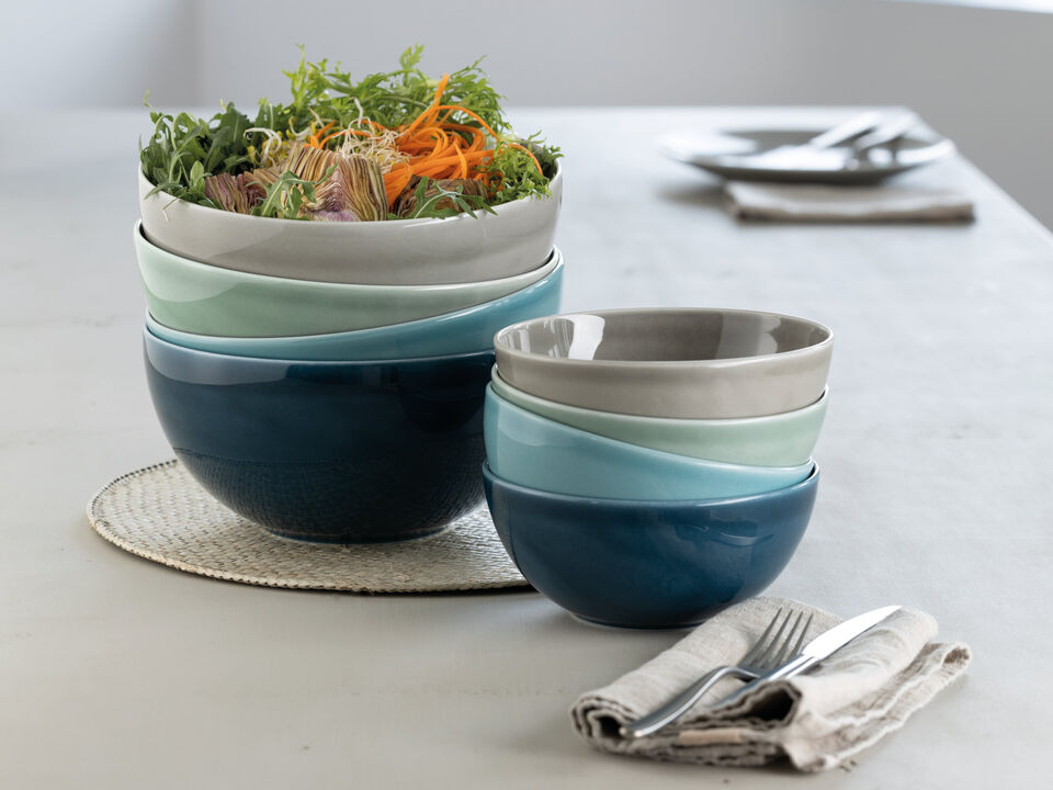 Daily Bowls Daily Bowls ineinander gestapelt und Rohkost-Salat in der obersten Schüssel