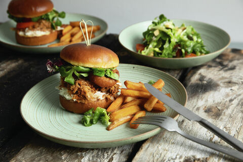 Thomas Nature Steinzeug-Kollektion Hamburger und Pommes auf grünen Thomas Nature Leaf Speisetellern