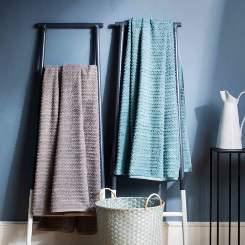Fluffy Vossen towels in grey and turquoise on towel ladders