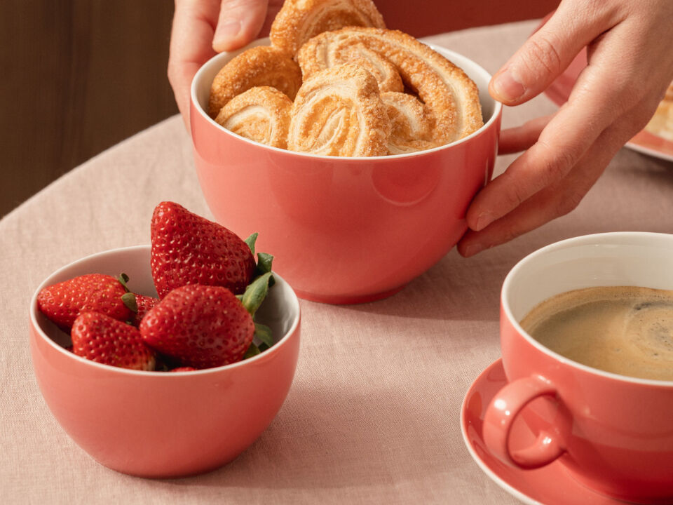 Sunny Day Soft Red Schalen gef&uuml;llt mit Erdbeeren und Keksen neben einer Tasse Kaffee