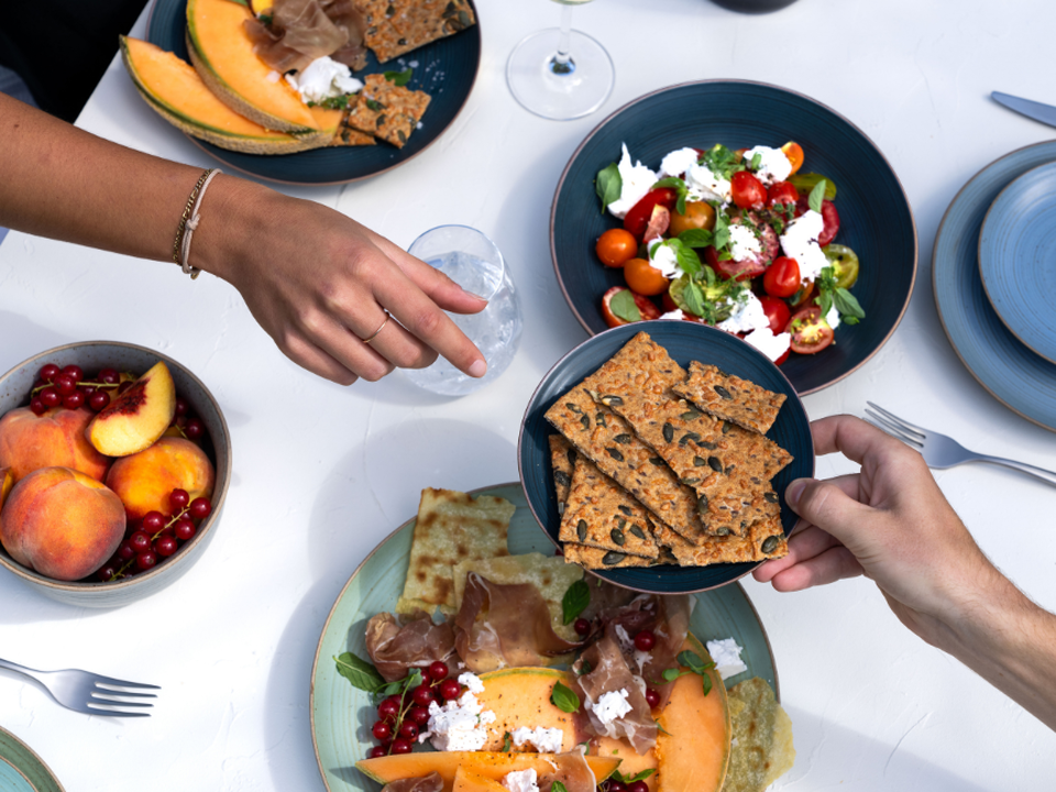 Repas estival avec salade, fruits et pain croustillant sur la vaisselle Thomas Nature