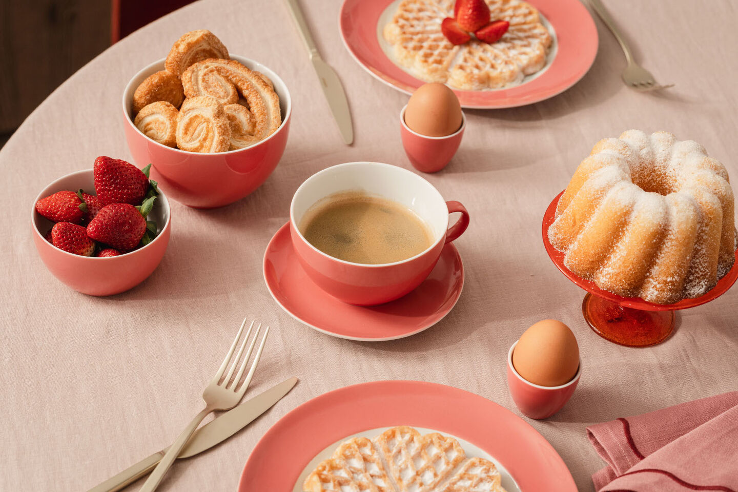 Thomas Sunny Day Soft Red Thomas Sunny Day Soft Red Cappuccinotasse, Teller mit Waffel, Schalen mit Erdbeeren