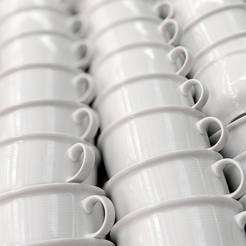 Weiße Thomas Porzellantassen mit Henkeln ordentlich übereinander gestapelt