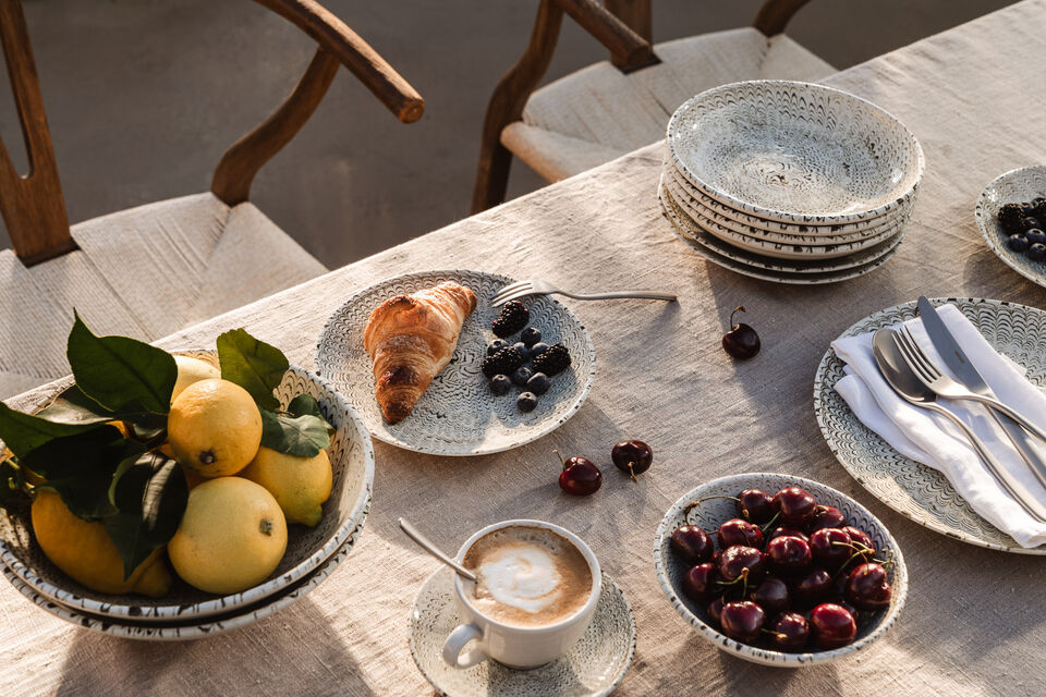 Mediterrane Fr&uuml;hst&uuml;cksszene mit Thomas Sandora Geschirr, Kaffee und frischen Zitronen