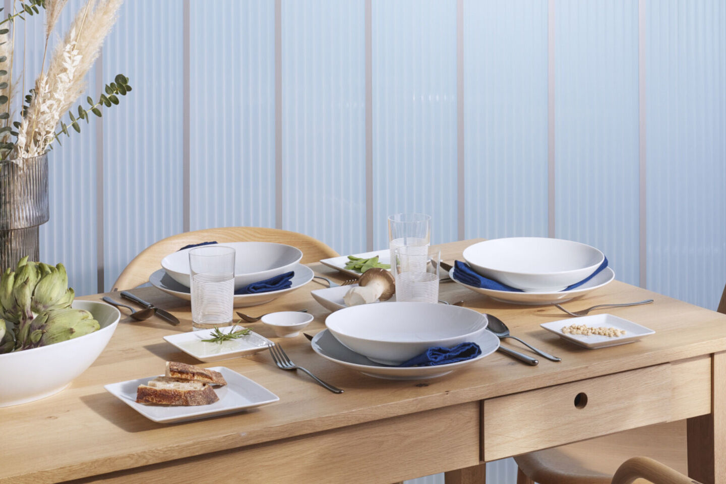Thomas Loft Weiss Mit Thomas Loft Porzellantellern gedeckter Tisch