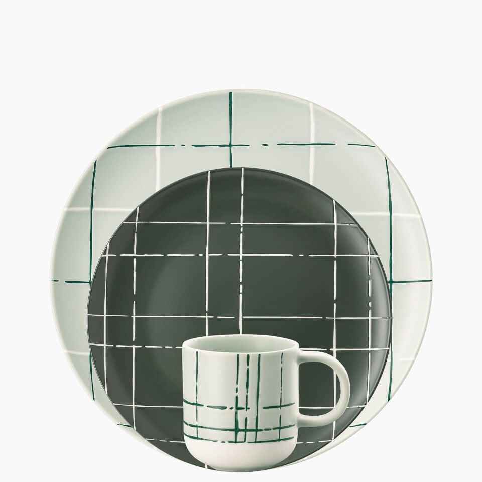 Fun Karo Teller & Becher vor grauem Hintergrund