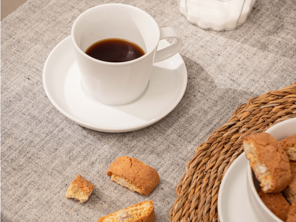 Espresso dans une tasse blanche avec cantuccini sur une table de style méditerranéen