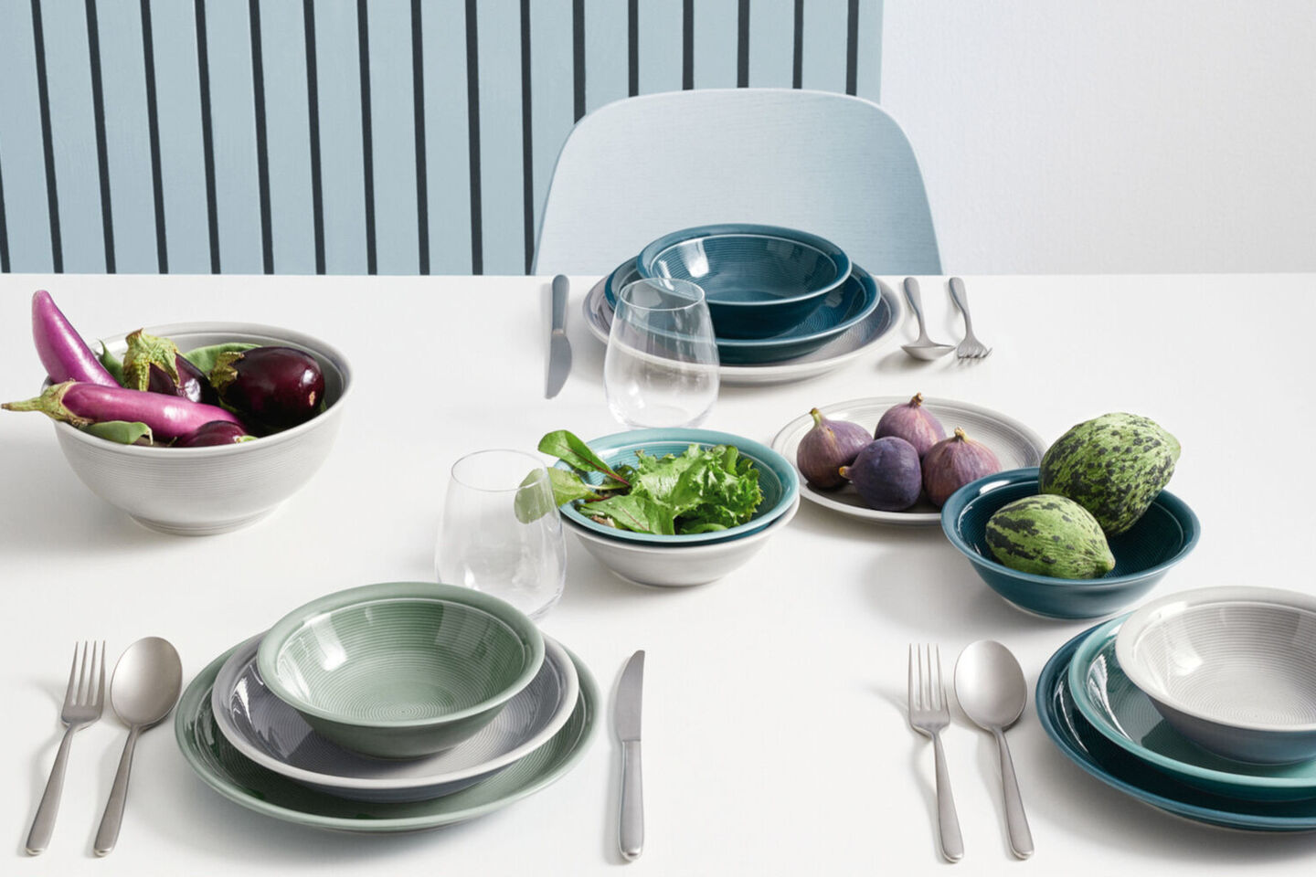 Thomas Trend Colour Moss Green Gedeckter Tisch mit blauen und hellgrünen Thomas Loft Geschirr und Salat und rohem Gemüse als Dekoration