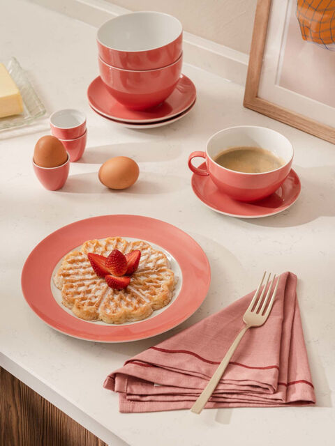 Thomas Sunny Day Soft Red Thomas Sunny Day Soft Red Teller mit Waffel & Erdbeeren, Capuccino, Eierbecher und gestapelte Müslischalen