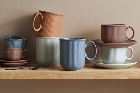 Thomas Clay Becher und Tassen in verschiedenen Farben