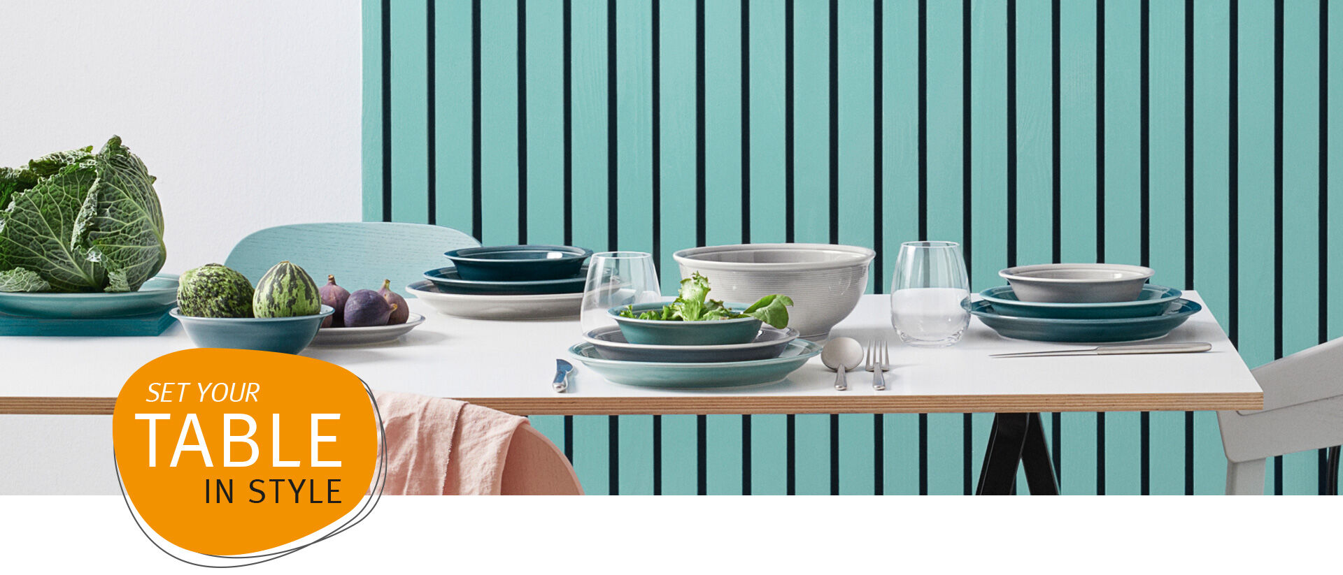 Thomas Angebote "Set your table in style" Mit Thomas Trend Color Geschirr gedeckter Tisch von der Seite zu sehen, mit Salat, Feigen und Kohl als Dekoration