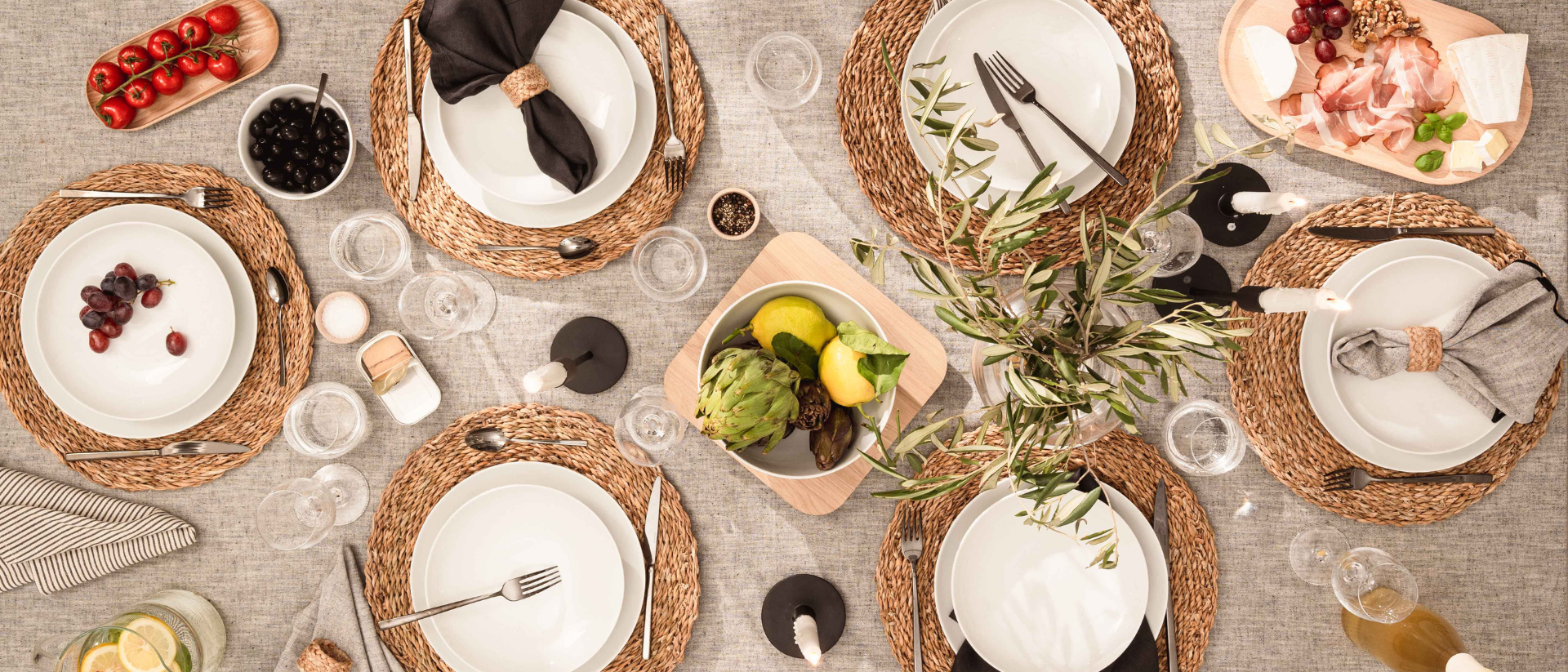 Table dressée à la méditerranéenne avec vaisselle Thomas, matériaux naturels et antipasti