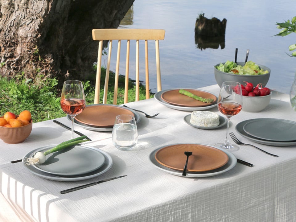 Gedeckter Tisch am See. Mit Thomas Nature Tellern sowie Besteck