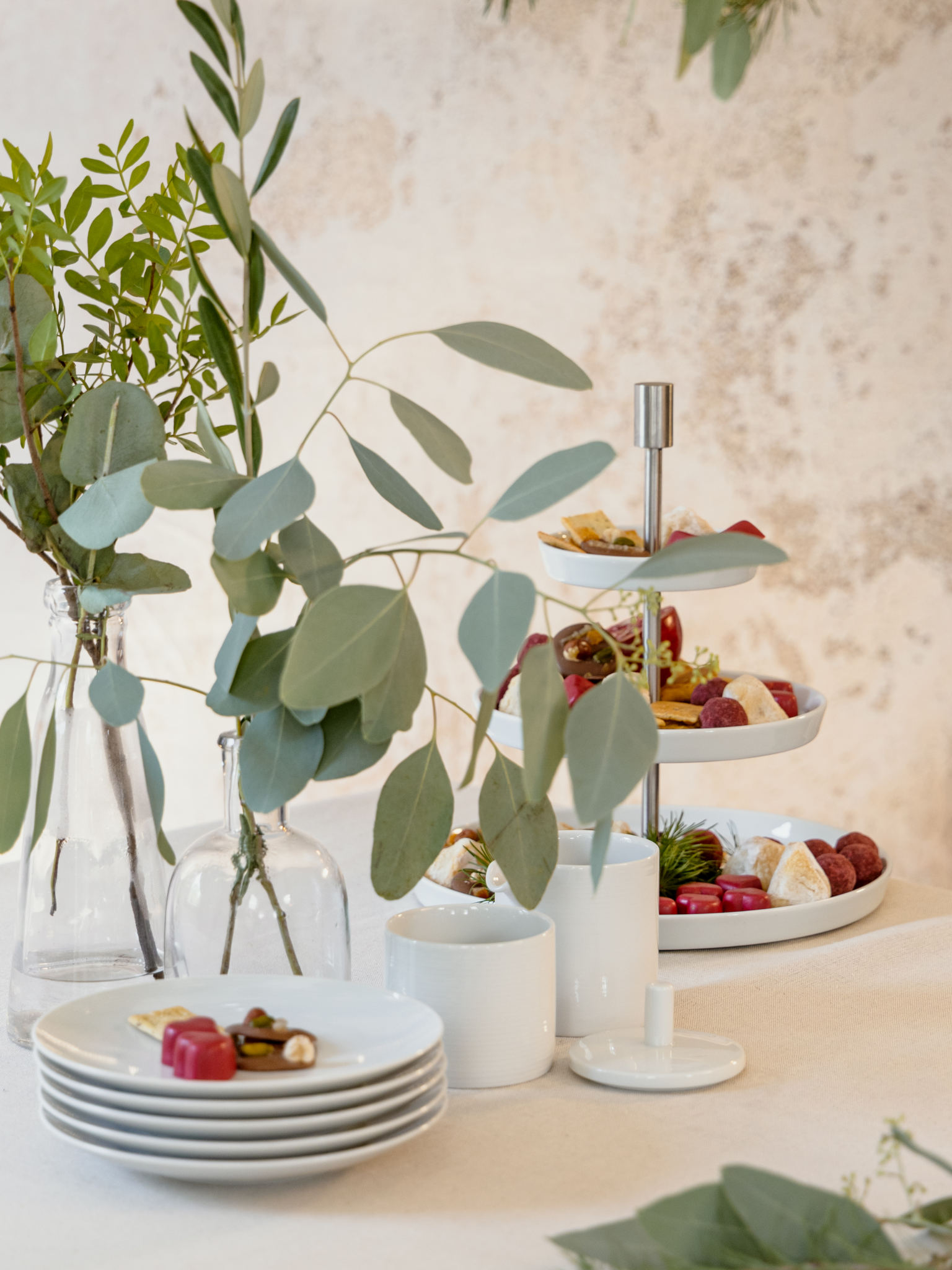 Thomas Loft Weiß Etagere mit Zuckerdose, Milchkännchen, gestapelte Teller, weihnachtlich dekoriert mit Eukalyptus-Zweigen