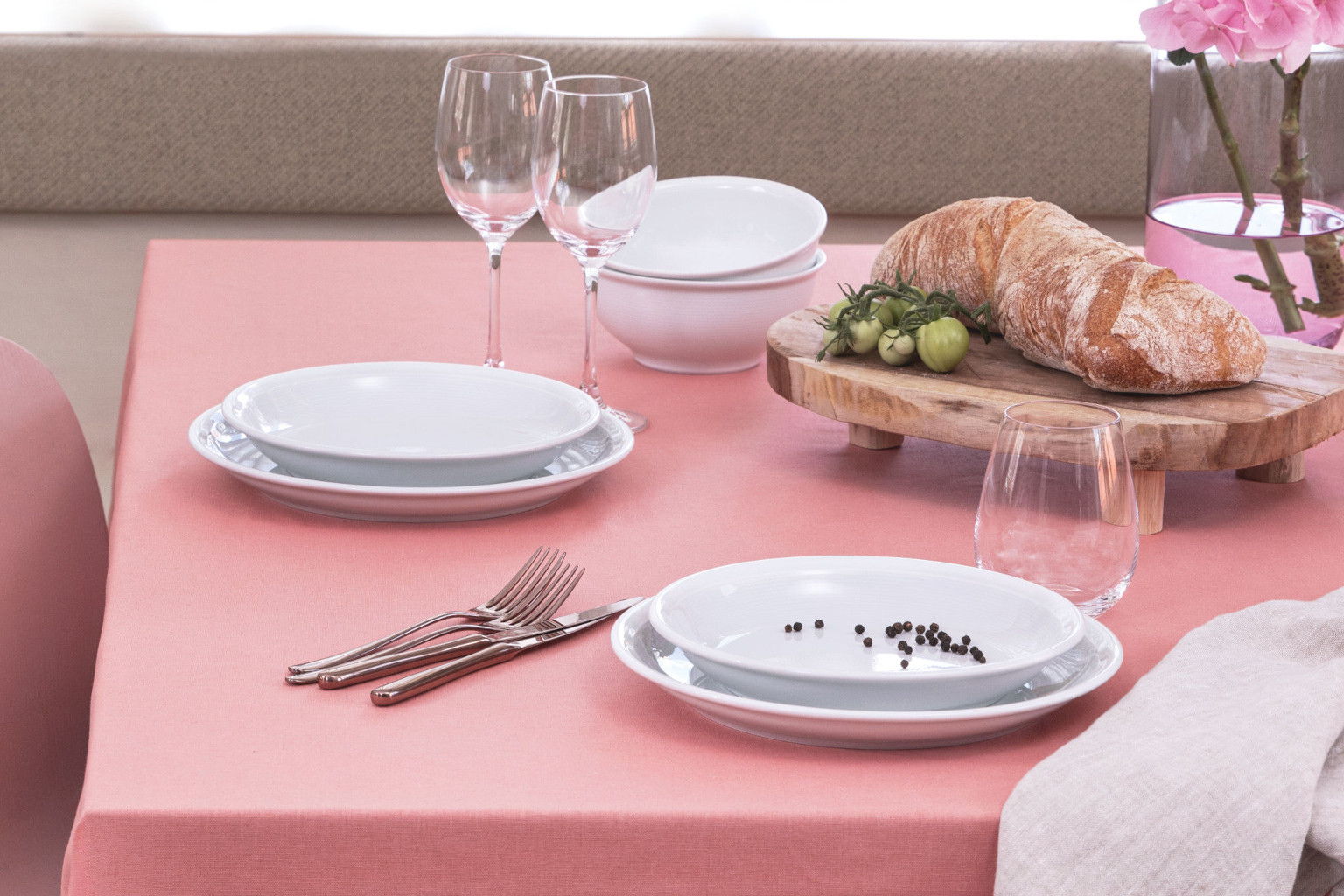 Thomas Trend Porzellankollektion Teller auf rosa Tischdecke