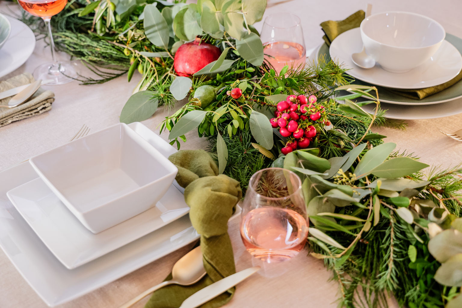 Thomas Loft Weiß eckige Schalen und Platten auf weihnachtlich gedeckten Tisch