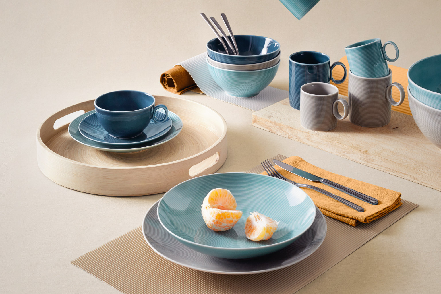 Gedeckter Tisch mit Thomas Loft Colour Geschirr in hellblau, dunkelblau und beige-grau, mit Mandarine