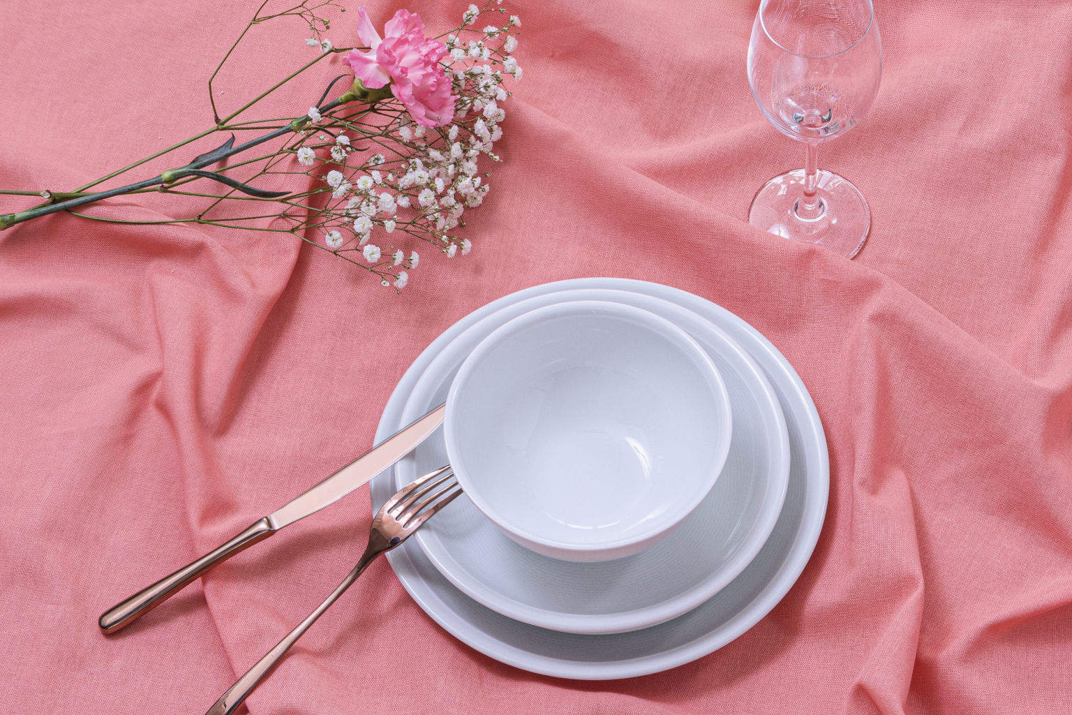 Thomas Trend Weiß Porzellan Schale in Suppenteller in Speiseteller gestapelt auf rosa Tischdecke