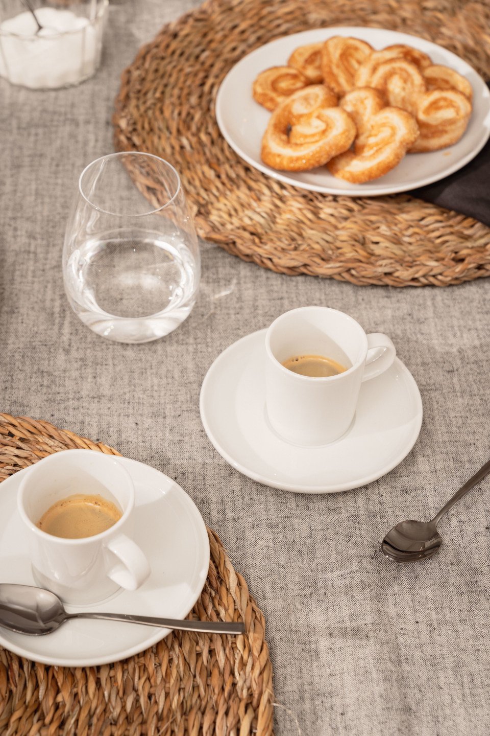 Thomas Cucina Bianca Espressotassen sowie ein Teller mit Gebäck