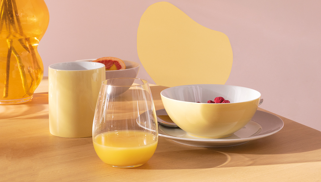 Becher und Schale in Sunny Day Soft Yellow auf einem Frühstückstisch