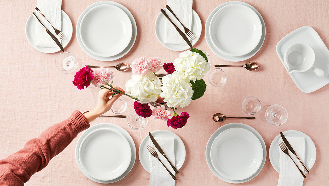 Gedeckter Tisch mit Thomas Trend Produkten und einem Blumenstrauß aus der Vogelperspektive