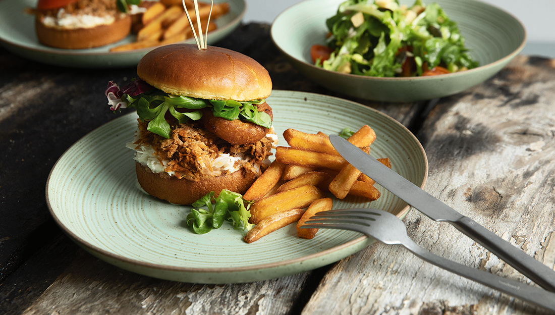 Speiseteller von Thomas Nature Leaf mit Burger und Pommes Frites serviert