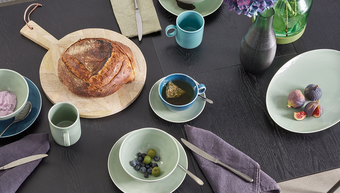 Gedeckter Tisch mit Schalen, Schüsseln, Teller und Becher von Thomas Loft Moss Green