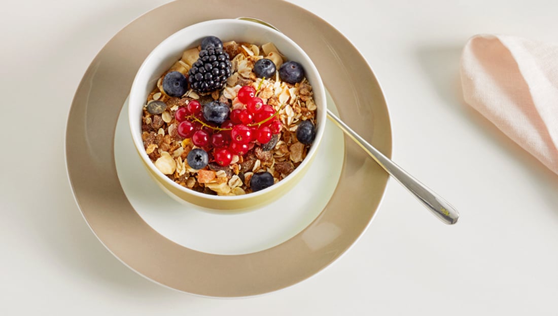 Sunny Day Greige Müslischale auf Teller mit Müsli und Früchten gefüllt