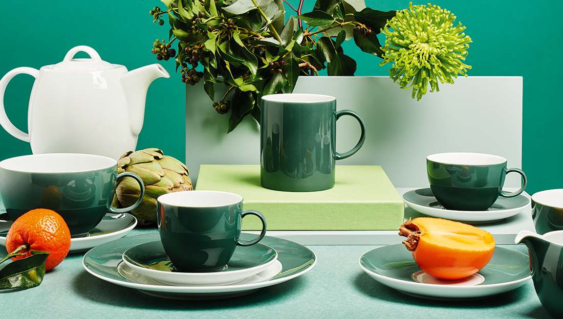 Sunny Day Herbal Green Kaffee- und Teegedeck mit grünen Pflanzen und Orangen garniert