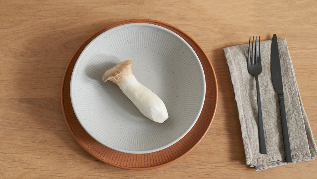 Clay Rock Suppenteller mit Pilz auf Holztisch angerichtet