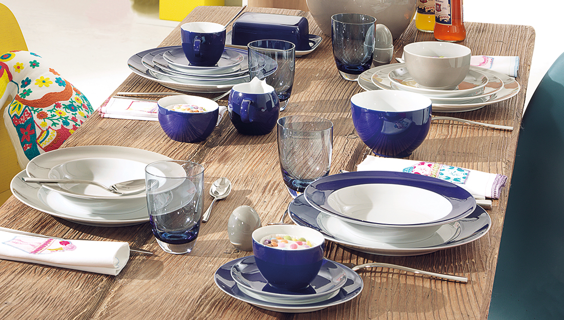 Gedeckter Tisch mit Sunny Day Cobalt Blue und Greige gedeckt