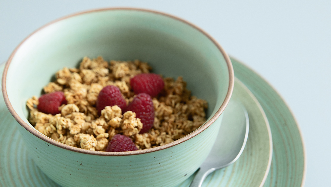 Nature Leaf Müslischale auf zwei Tellern gefüllt mit Müsli und Früchten