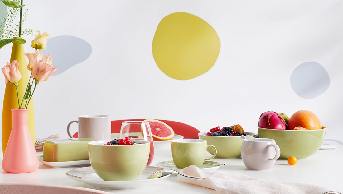 Thomas Kollektion Sunny Day Farbenfroher Frühstückstisch mit Früchten, Bluemen und Schüsseln und Tassen von Thomas Sunny Day